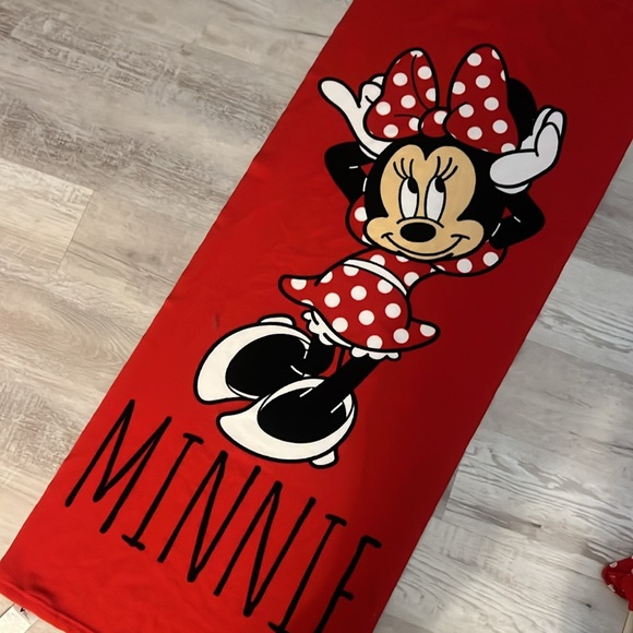 Disney Red Minnie Mouse Kids Beach Towel - Picture 2 of 2